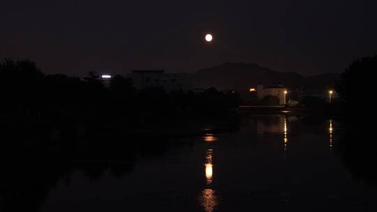 夜晚月亮在河面上的倒影