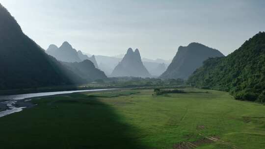 阳光下桂林山谷中的河流草地和露营基地