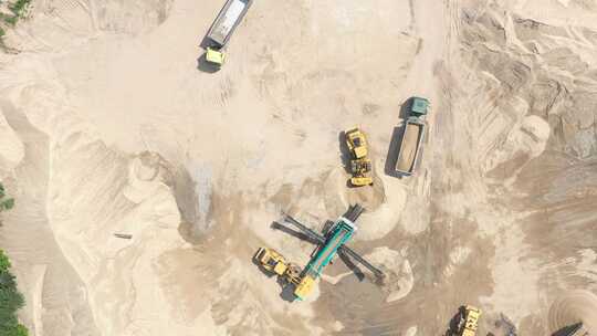 砂矿上的重型设备机器轮式装载机。推土机装载沙子。鸟瞰图