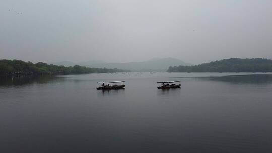 烟雨蒙蒙山湖水游船西湖