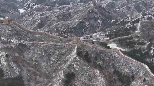 航拍大雪后的金山岭长城