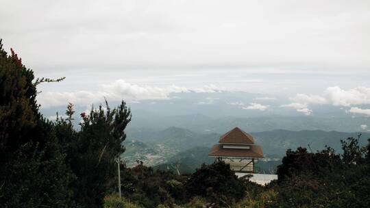 在山上欣赏风景的观景台