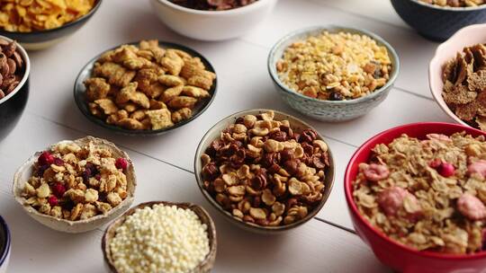 各种不同种类的谷物放在桌子上的陶瓷碗里