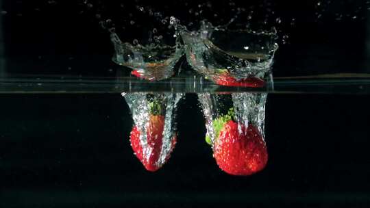 草莓 掉入水中 黑色背景