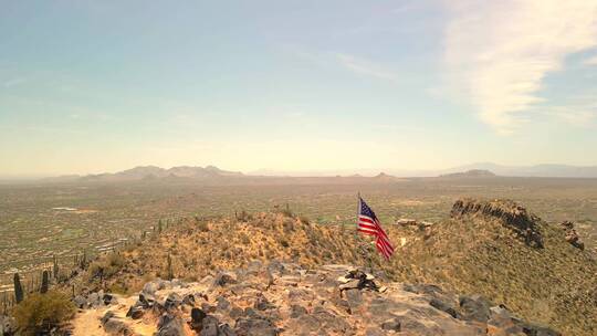 山顶上的美国国旗