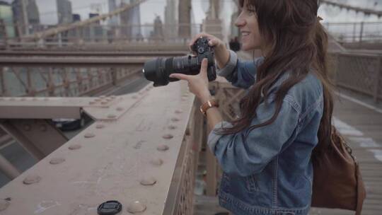 女摄影师在钢桥上拍照