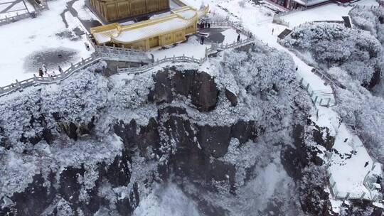 航拍佛教名山四川峨眉山金顶大佛，云雾缭绕