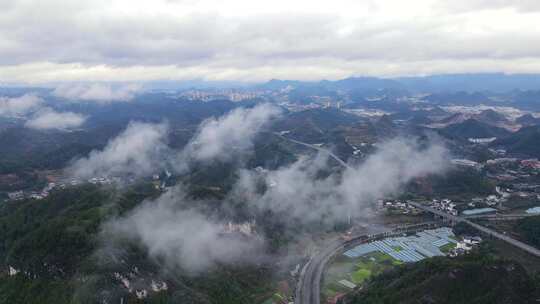 冬日里云雾缭绕的公路  群山 农村 农田