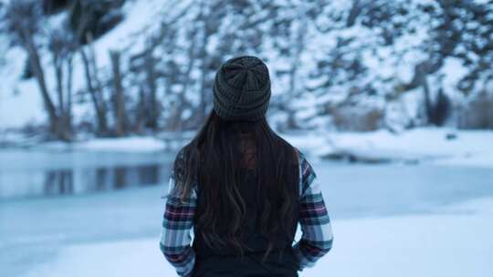 雪山中行走的女人