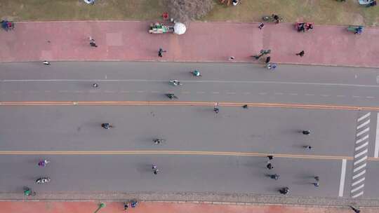 在有自行车道的人行道上进行运动的人群的空