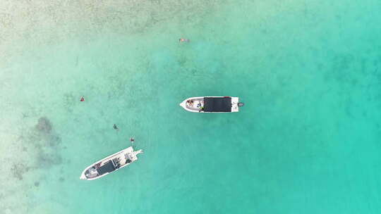 在菲律宾巴拉望清澈的海水上拉出快艇的空中俯视图视频素材模板下载