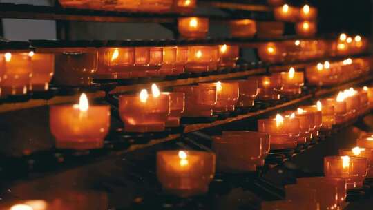 基督教教堂里点燃了许多蜡烛视频素材模板下载