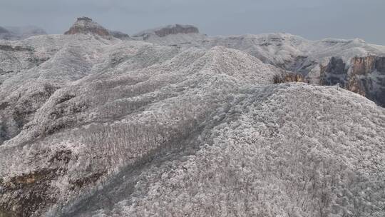 航拍焦作云台山峰林峡山脉冬季雾凇雪景