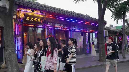 老北京后海游客夜生活酒吧唱歌划船画像