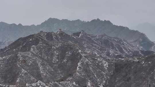 航拍大雪后的金山岭长城