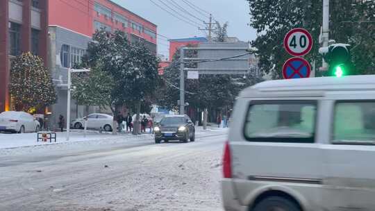 城市下雪街头结冰路面行车电动车1