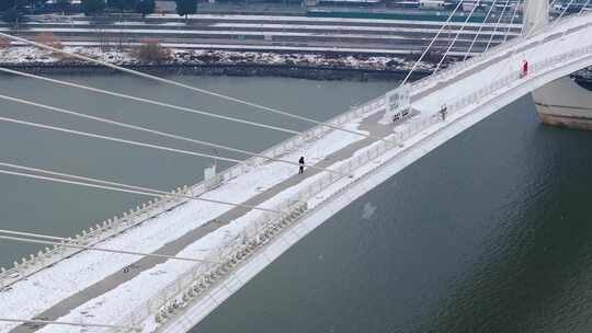 雪中南京之眼步行桥上的行人