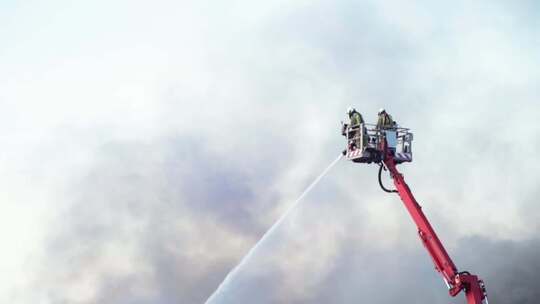 消防员搭载云梯高空作业救援灭火视频素材模板下载