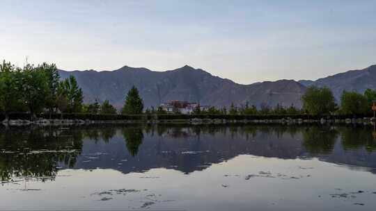 西藏拉萨布达拉宫地标宫殿晨雾日出延时