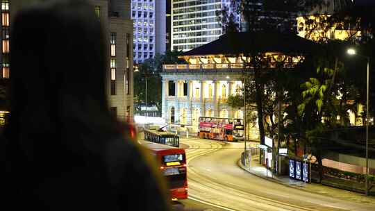 女性青年站在公路天桥上看夜景人物背影车流