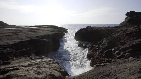 海浪冲击海岸的视频