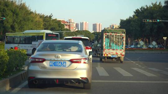 城市道路开车汽车行驶行车记录仪驾驶视角