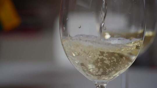 白葡萄酒倒进玻璃杯视频素材模板下载