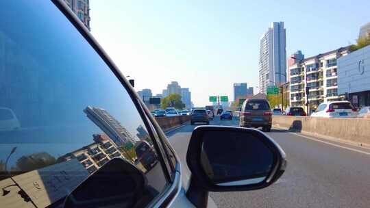 城市汽车开车第一视角后视镜风景视频素材