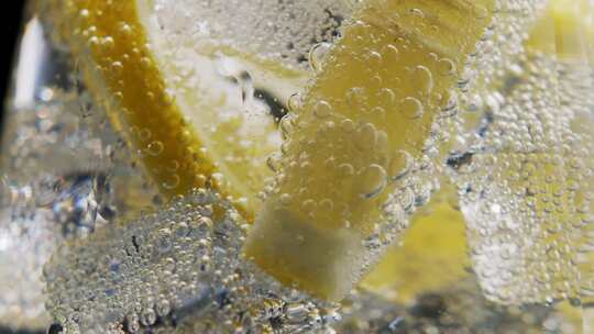 饮品宣传片柠檬冰块在苏打水冒着气泡