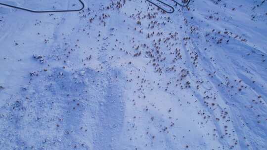 日落时，意大利阿尔卑斯山白雪冬天的吉奥山口