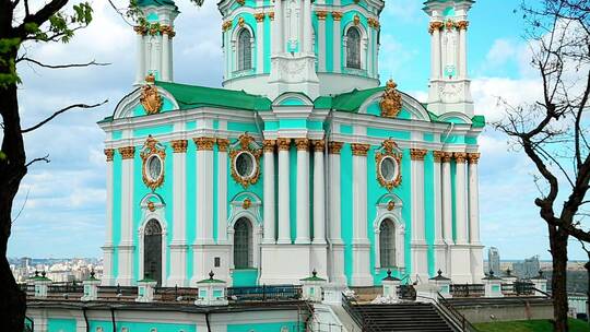 色彩明亮的东正教堂