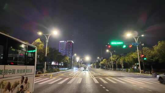 城市夜晚夜景开车第一视角汽车窗外沿途风景