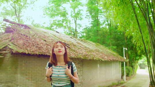 女孩漫步竹林欣赏古老乡村田间风景视频素材模板下载