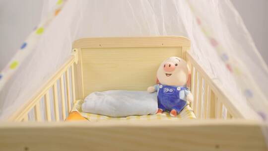 母婴实拍唯美婴儿床实拍4K视频素材