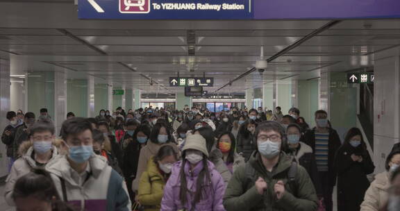 8k实拍北京地铁车站迎面走来的人流