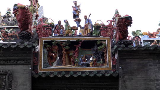 广州陈家祠古建屋顶上的彩色石雕视频素材模板下载