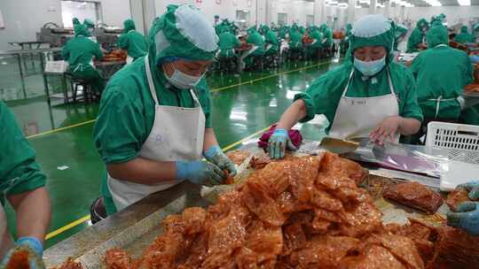 洛阳源氏食品生产车间生产休闲食品辣片辣条