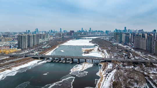 中国辽宁沈阳浑河胜利桥航拍冬季城市