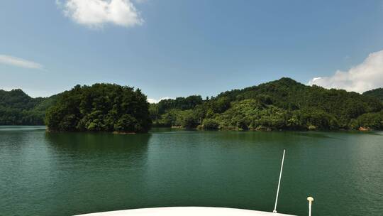 千岛湖里清澈的湖水