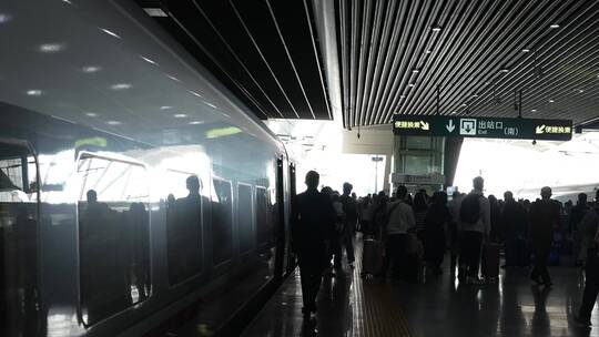 高铁站台的旅客视频素材模板下载