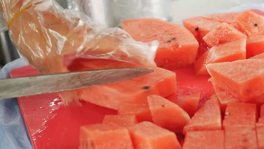 成熟西瓜的切割。西瓜时令水果