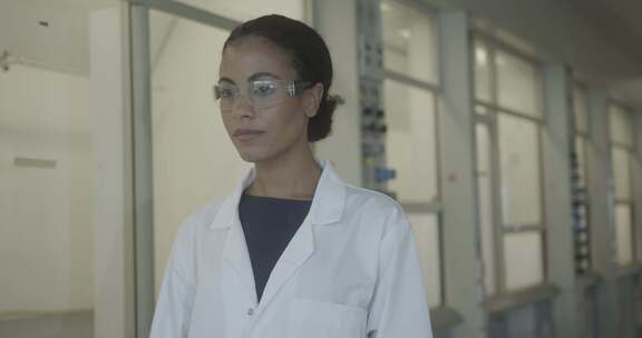女人，科学家，白大褂，防护眼镜