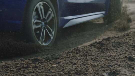 宝马汽车广告泥泞沙石道路卷起泥沙尘土飞扬