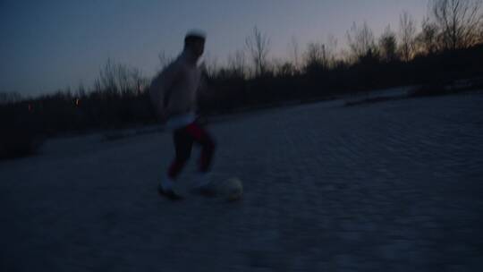 夜晚踢足球得年轻人视频素材模板下载