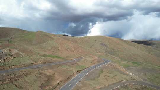 自驾西藏盘山公路航拍 弯山路蓝天白云 原片
