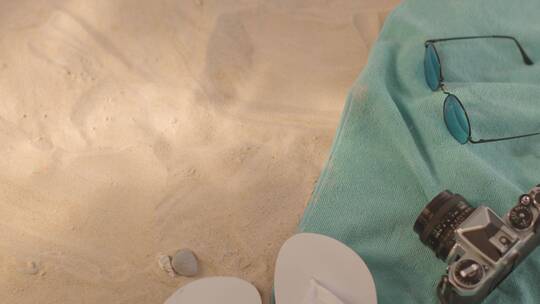沙滩上的太阳镜和沙滩毛巾