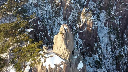 黄山飞来石雪景下降仰拍