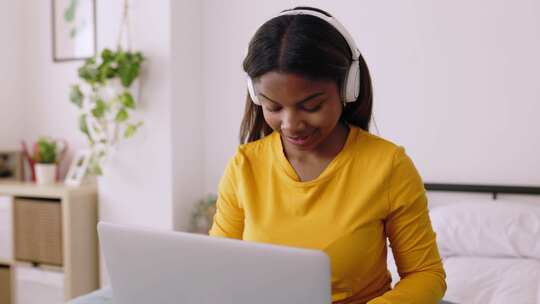 开心的女孩戴着耳机玩电脑视频素材模板下载