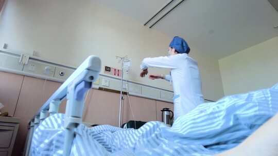 医院病房医生护士给病人换药水视频素材
