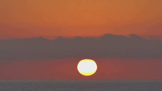 海平面升起的太阳映出金色沙滩